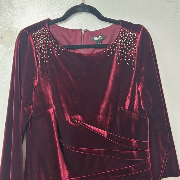 SLNY burgundy velvet side ruched evening dress with shoulder embellishments 14 - Picture 2 of 6